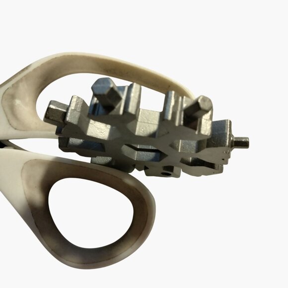 Metal Snowflake Multi Tool Keychain With 18 In1 Functions - Picture 11 of 11